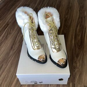 NWB Things II Come Elegant White and Gold Women's Boots